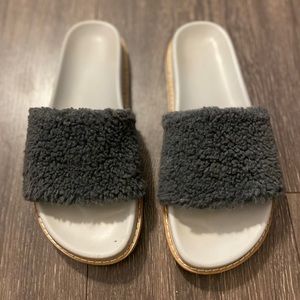 Fuzzy Slides size 9